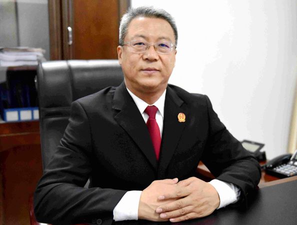 高新区法院分党组书记、院长 范世晓